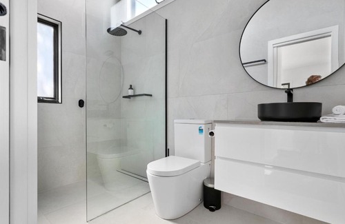 Merimbula House | The Lake House & Apartment