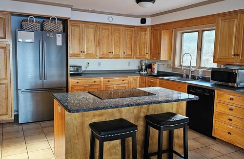 Warren House | The Lake House- canoes, kayaks, pool table, ping pong table, sleeps 16