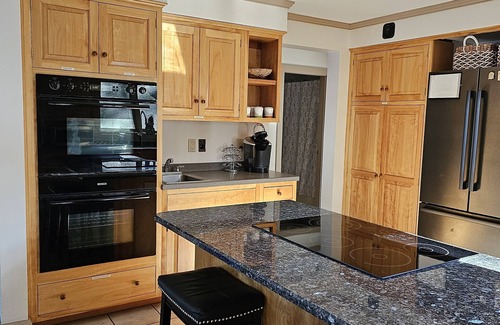 Warren House | The Lake House- canoes, kayaks, pool table, ping pong table, sleeps 16