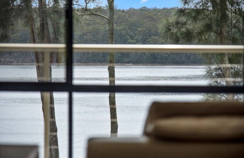 Kings Point House | The Lake House - Holiday Home
