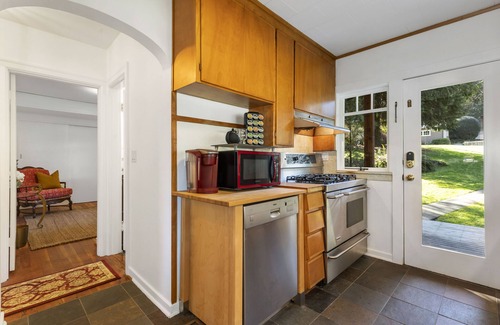 East Renton Highlands House | The Lake House - hot tub, waterfront