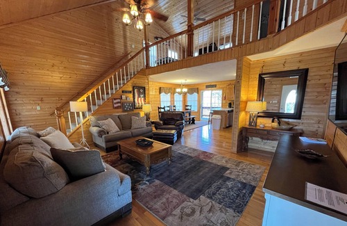 Byrdstown Cabin | The Lake House sits about 300 Yds from East Port Marina on Dale Hollow Lake