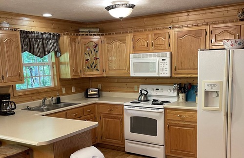 Byrdstown Cabin | The Lake House sits about 300 Yds from East Port Marina on Dale Hollow Lake