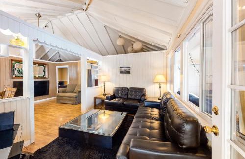 Plymouth House | The Lake House