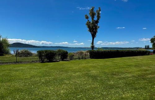 Holdens Bay House | The Lake House with private spa Lake Rotorua