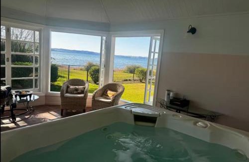 Holdens Bay House | The Lake House with private spa Lake Rotorua