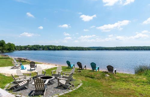 Pocono Lake House | The Lake Life by AvantStay Lakefront View Hot Tub
