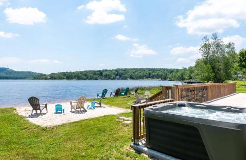 Pocono Lake House | The Lake Life by AvantStay Lakefront View Hot Tub