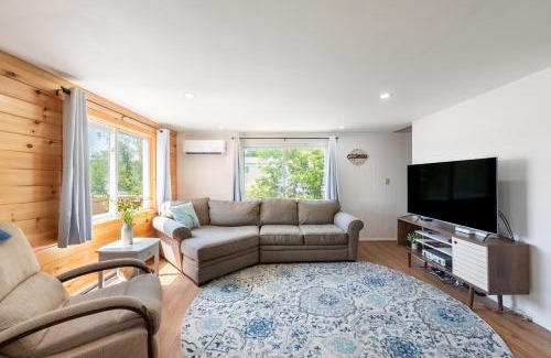 Pocono Lake House | The Lake Life by AvantStay Lakefront View Hot Tub