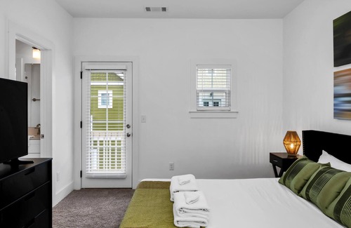 Lakewood House | The Lakeside Landing - Lakefront Condo with Rooftop