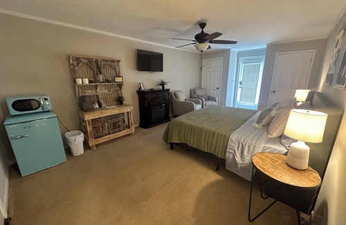 Belden Hotel | The Lakeside Suite at Moon Lake Farm - 2nd story deck overlooking the lake