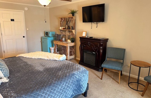 Belden Hotel | The Lakeside Suite at Moon Lake Farm - 2nd story deck overlooking the lake