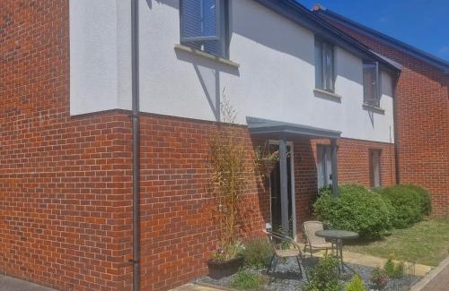 Folkestone House | The Lancers - Modern Double Room with En-Suite, Parking & Fast WiFi - Close to Eurotunnel