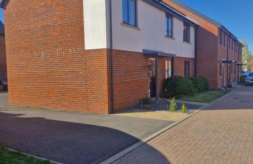 Folkestone House | The Lancers - Modern Double Room with En-Suite, Parking & Fast WiFi - Close to Eurotunnel
