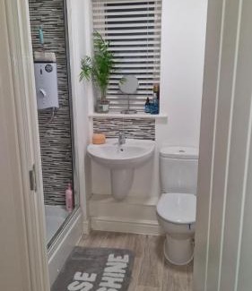 Folkestone House | The Lancers - Modern Double Room with En-Suite, Parking & Fast WiFi - Close to Eurotunnel