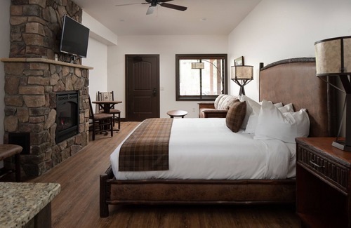 Estes Park Cabin | The Landing at Estes Park - Riverside Retreat