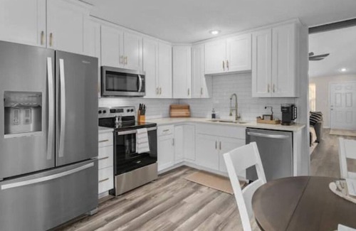 Parkville House | The Landing Pad-2 Bedroom 2 Bath w/garage parking