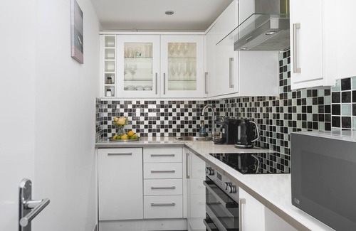 The Lanes Apartment | The Lanes Comfy Short Walk to Beach and Pier