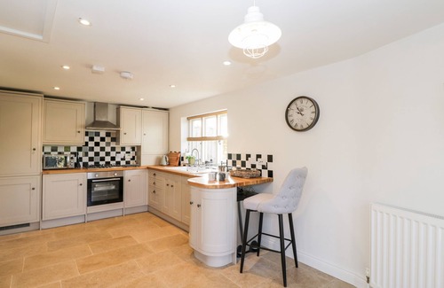 Bourton-on-the-Water Cottage | THE LANTERN, pet friendly, with open fire in Bourton-On-The-Water