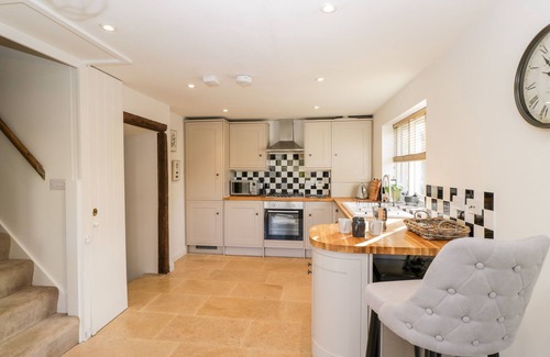 Bourton-on-the-Water Cottage | THE LANTERN, pet friendly, with open fire in Bourton-On-The-Water