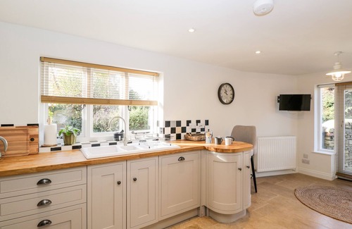 Bourton-on-the-Water Cottage | THE LANTERN, pet friendly, with open fire in Bourton-On-The-Water