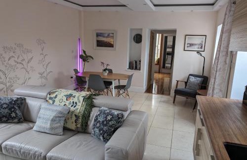 Holt Apartment | The Lawns Spa Apartment