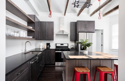 Radcliffeborough Apartment | The Lawrence Suite: Modern Charleston Gem