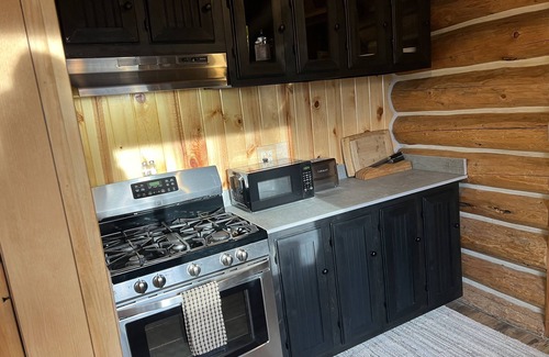 Emigrant Cabin | THE LAZY FLY. Private Cozy 2 bdrm Cabin On 30 acres. AC, WiFi