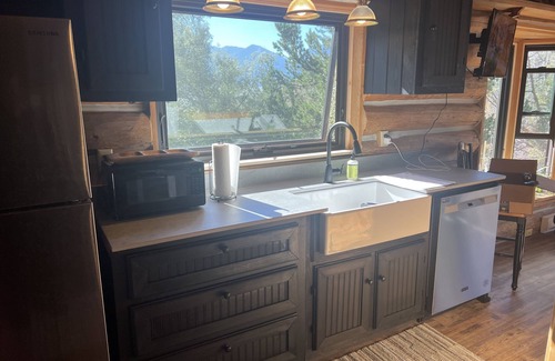 Emigrant Cabin | THE LAZY FLY. Private Cozy 2 bdrm Cabin On 30 acres. AC, WiFi