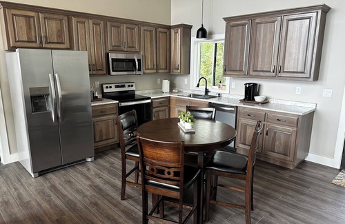 Fort Payne Cabin | The Ledge on Lookout! 2 Bedroom brow cabin with private hot tub and a view!