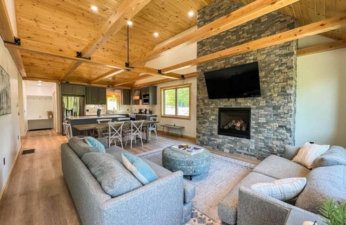 Bartlett House | The Ledgeview Lodge | Brand New, Hot tub, Views