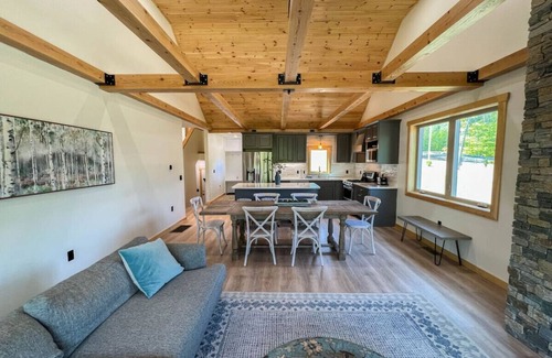 Bartlett House | The Ledgeview Lodge | Brand New, Hot tub, Views