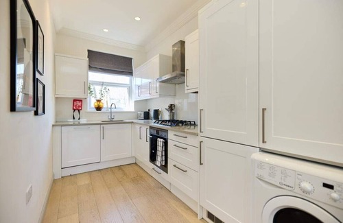 Harlesden Apartment | The Leghorn Quarters - Modern 3bdr With Balcony