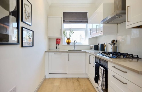 Harlesden Apartment | The Leghorn Quarters - Modern 3bdr With Balcony