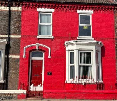 Anfield House | The LFC Red House - Spacious 5 Bedroom House With 2 Bathrooms And Street Parking