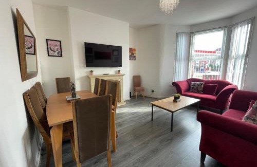 Anfield House | The LFC Red House - Spacious 5 Bedroom House With 2 Bathrooms And Street Parking