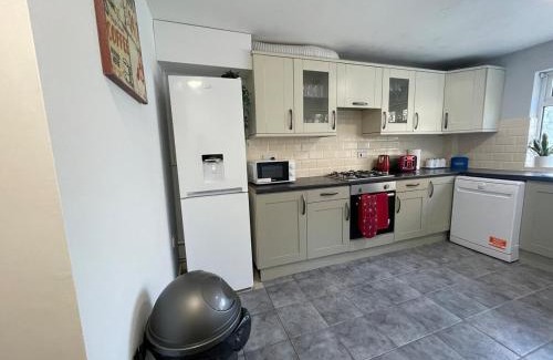 Anfield House | The LFC Red House - Spacious 5 Bedroom House With 2 Bathrooms And Street Parking