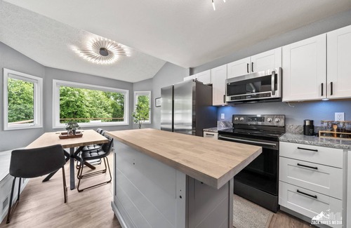 Huffman - O' Malley House | The Light House at Capstan: Illuminate Your Stay in South Anchorage