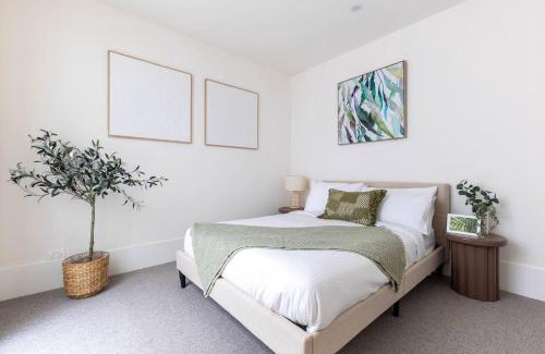 Port Melbourne House | The Lightwell - Sunlit Beachside Escape with Rooftop