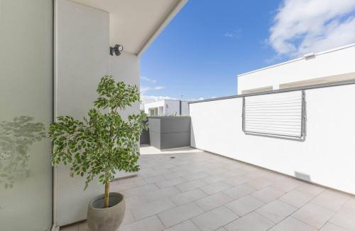Port Melbourne House | The Lightwell - Sunlit Beachside Escape with Rooftop