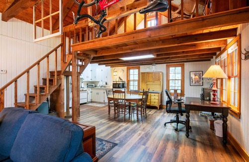 Rolling Wood House | The Lil' Sipp, 2BR Cabin by Velvet Ditch Villas