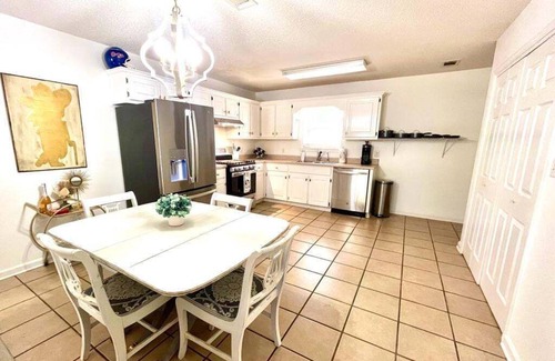 Oxford House | The Lila, 2BR Pet-Friendly by Velvet Ditch Villas