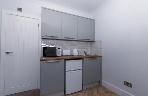 Peterborough Apartment | The Lincoln Suites Near The Train Stationwhole