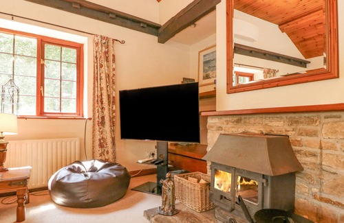 Brayford Cottage | THE LINHAY, pet friendly, with hot tub in Bratton Fleming