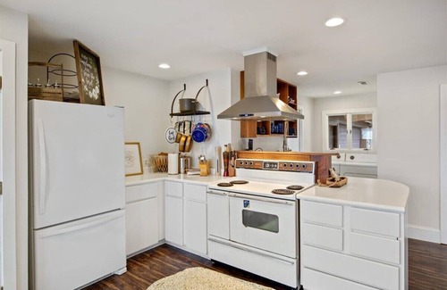 Linn Creek House | The Linn Creek Lodge: Home with Private Dock