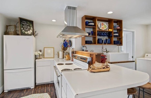 Linn Creek House | The Linn Creek Lodge: Home with Private Dock
