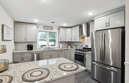 Kearny Apartment | The Lions Den Luxury 3-Bedroom Oasis + Pation