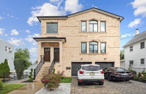 Kearny Apartment | The Lions Den Luxury 3-Bedroom Oasis + Pation