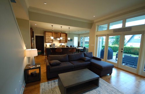 Regional District of Nanaimo House | The Little Beach House- Fully equipped Vacation Rental