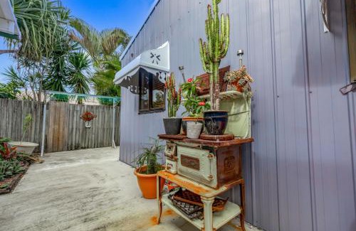 Marcoola Apartment | The Little Blue Shack - Quaint Granny Flat